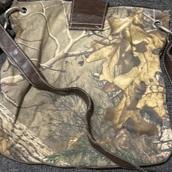 Realtree Camouflage Shoulder Bag with Brown Accents - Picture 8 of 10